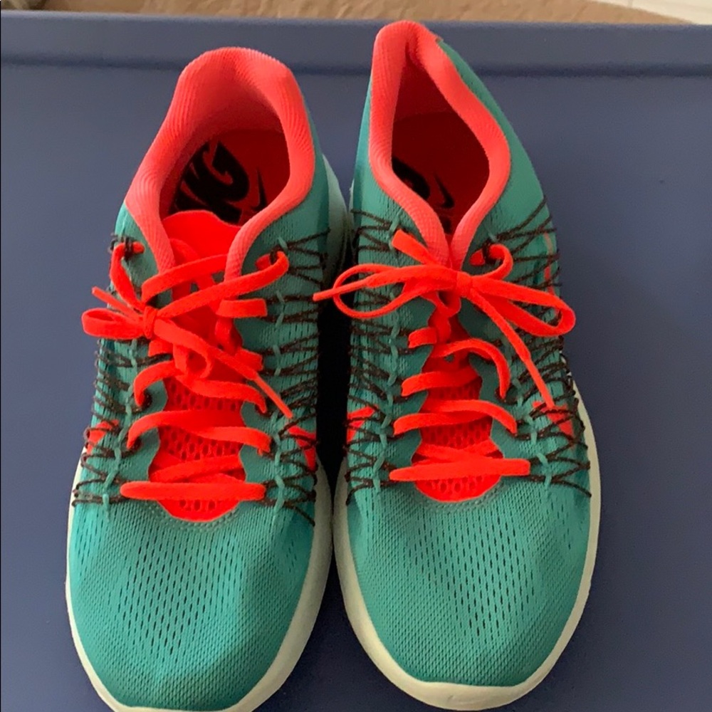 NWOT Nike flywire womens shoes size 9.5